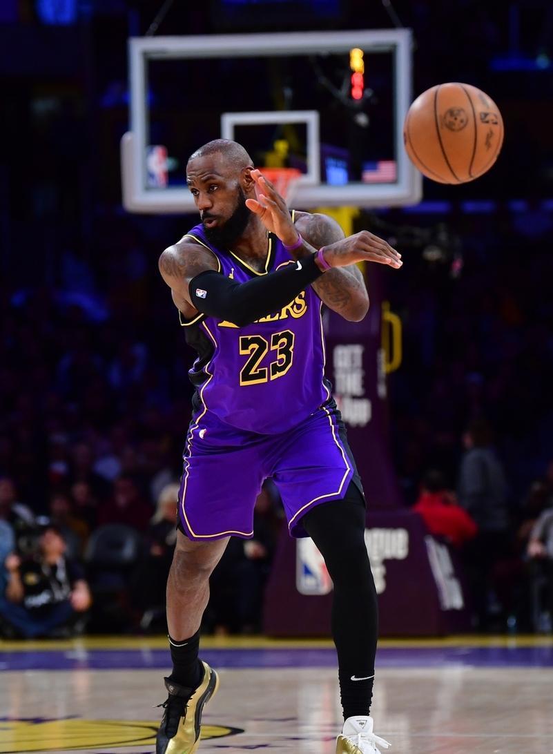 开云体育官方网站包含表现优异首场状态出色，掘金观众沸腾！，詹姆斯重返赛场再创辉煌时刻的词条