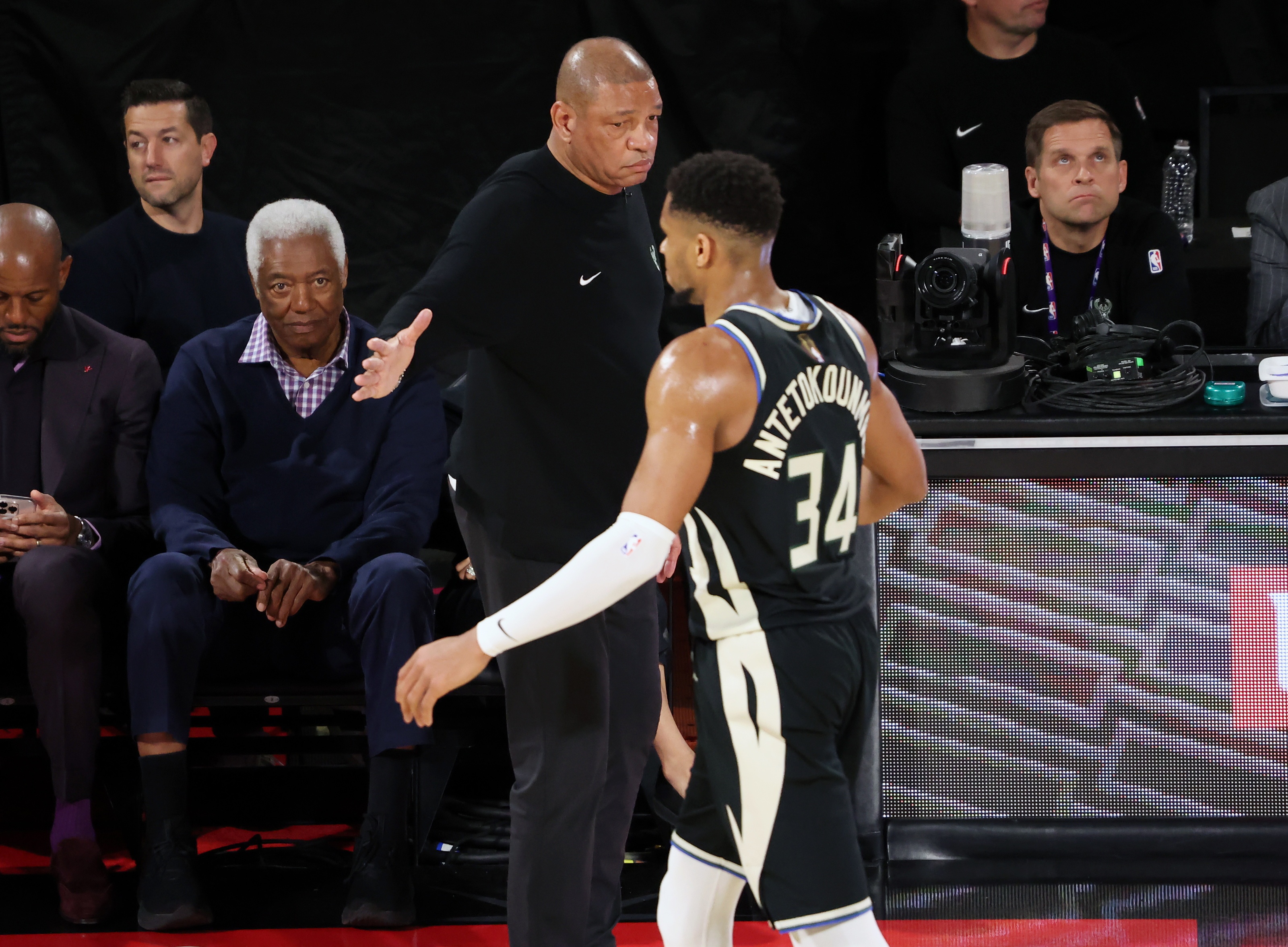 开云体育赛事直播字母哥在独行侠比赛中持续失利，表现优异引发热议！再创辉煌时刻的简单介绍