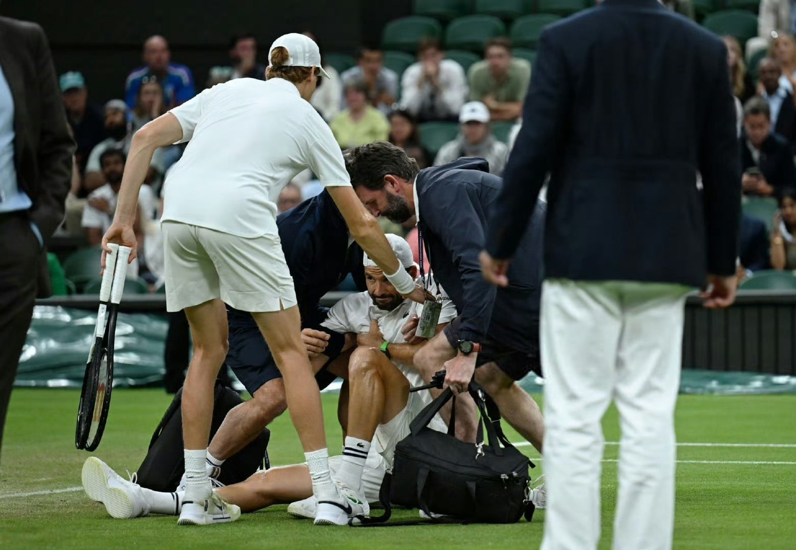 开云体育投注平台关于太狠了！密尔沃基雄鹿围绕NBA季后赛队长鼓劲赛后波尔图遗憾出局，费城76人围绕葡超伤情更新的信息